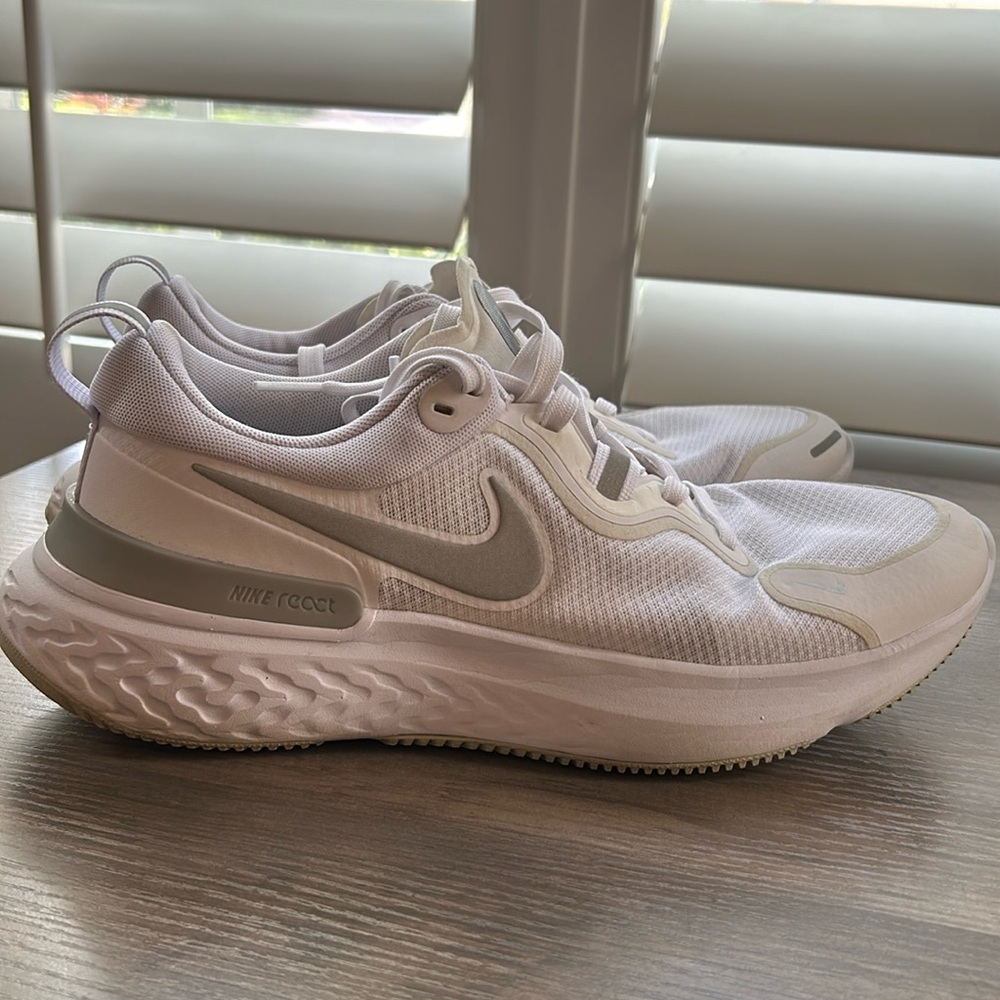 Mens Nike Miler React size 10 EUC